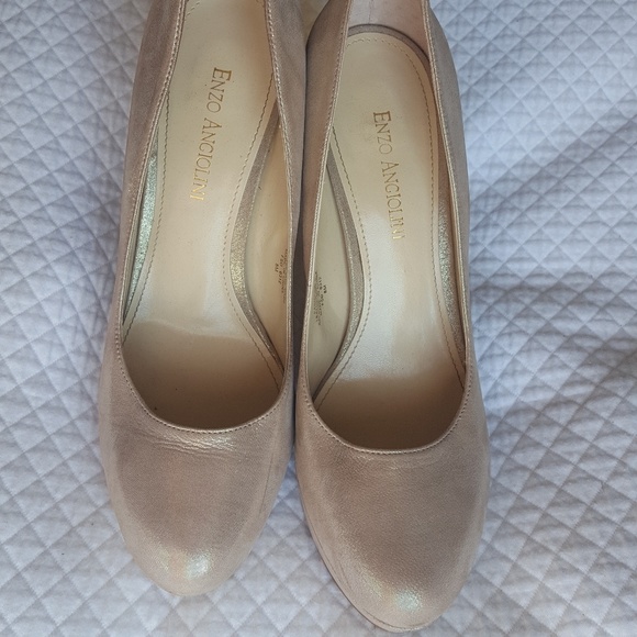 Beautiful Gold/Cream Metallic Pumps - Picture 4 of 4